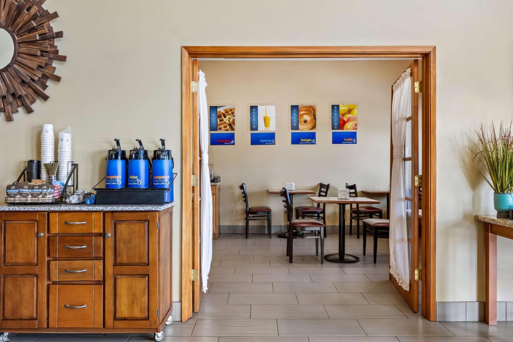 Best Western Liberty Inn Делано Экстерьер фото